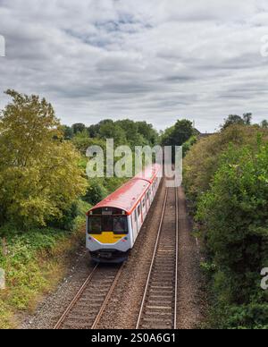 Transport pour le pays de Galles classe 230 d-train diesel batterie électrique multiple unit 230009 circulant sur la ligne de chemin de fer de Borderlands Banque D'Images