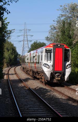 Transport for Wales CAF construit le train 197013 de classe 197 circulant sur la ligne de chemin de fer de Borderlands Banque D'Images