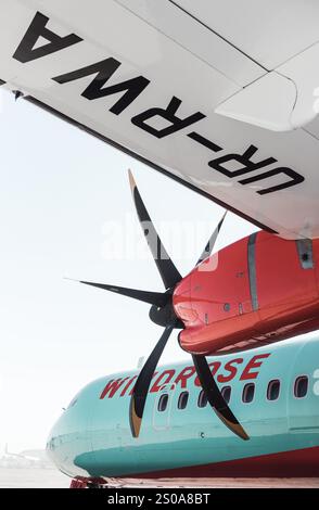 Avion de ligne régional Windrose ATR-72 - vue de sous une aile. Turquoise petit avion au sol. Avion de passagers à turbopropulseur UR-RWA. Banque D'Images