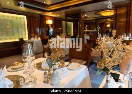 Bateau de croisière Cunard Queen Elizabeth, restaurant Britannia club exclusivement pour les guts dans les cabines Britannia club, décoration de table de noël Banque D'Images