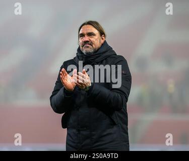 26 décembre 2024 ; Bet365 Stadium, Stoke, Staffordshire, Angleterre; EFL Championship Football, Stoke City contre Leeds United ; le manager de Leeds United Daniel Farke frappe les fans de Leeds Banque D'Images