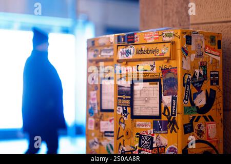 Zwei Briefkästen vor einem Kiosk in der Kölner Innenstadt sind mit Stickern übersäht. Briefporto soll Anfang 2025 steigen. Außerdem soll die Post langsamer werden. Symbolbild, Themenbild Köln, 26.12.2024 NRW Deutschland *** deux boîtes aux lettres devant un kiosque dans le centre-ville de Cologne sont recouvertes d'autocollants L'affranchissement des lettres est prévu pour augmenter au début de 2025 la poste est également prévue pour devenir plus lente image symbole, thème image Cologne, 26 12 2024 NRW Allemagne Copyright : xChristophxHardtx Banque D'Images