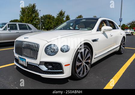 Chicago, Illinois, États-Unis - 08 septembre 2024 : 2007 Bentley Continental GTC véhicule, vue de face. Voiture bleue. Voiture de luxe Bentley Continental GTC. Bentley Banque D'Images