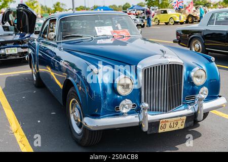 Chicago, Illinois, États-Unis - 08 septembre 2024 : véhicule rétro Bentley S2 Continental, vue de face. Voiture rétro. Voiture classique Bentley S2 Continental. Bentley Banque D'Images