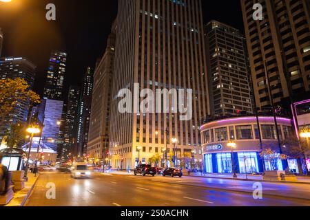 Chicago, Illinois, États-Unis - 21 octobre 2024 : ville nocturne de Chicago. Ville d'affaires. Paysage urbain nocturne du gratte-ciel de Chicago. Architecture de Chicago Banque D'Images