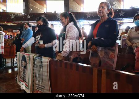 Mexico, Mexique. 26 décembre 2024. Les proches des 43 étudiants disparus d'Ayotzinapa lors d'une messe sainte en l'honneur des étudiants disparus à la Basilique de Guadalupe. Le 26 décembre 2024 à Mexico, Mexique. (Photo de Carlos Santiago/ crédit : Eyepix Group/Alamy Live News Banque D'Images