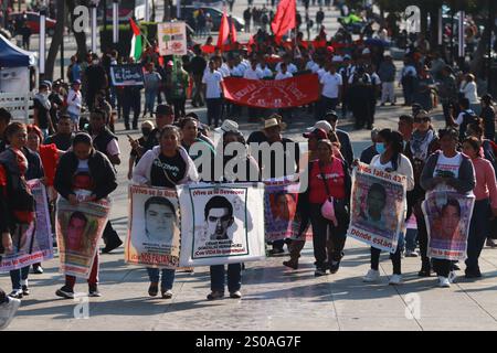 Mexico, Mexique. 26 décembre 2024. Les proches des 43 étudiants disparus d'Ayotzinapa participent à une manifestation de la Glorieta de Peralvillo à la Basilique de Guadalupe. Le 26 décembre 2024 à Mexico, Mexique. (Photo de Carlos Santiago/ crédit : Eyepix Group/Alamy Live News Banque D'Images