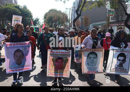 Mexico, Mexique. 26 décembre 2024. Les proches des 43 étudiants disparus d'Ayotzinapa participent à une manifestation de la Glorieta de Peralvillo à la Basilique de Guadalupe. Le 26 décembre 2024 à Mexico, Mexique. (Photo de Carlos Santiago/Eyepix Group/SIPA USA). Crédit : Sipa USA/Alamy Live News Banque D'Images