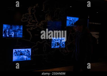 Vue intérieure du Musée commémoratif de l'Holocauste des États-Unis à Washington DC le 26 décembre 2024. Le musée américain du mémorial de l'Holocauste est le mémorial officiel des États-Unis pour l'Holocauste. Adjacent au National Mall à Washington, DC, l'USHMM assure la documentation, l'étude et l'interprétation de l'histoire de l'Holocauste. Banque D'Images