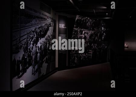 Vue intérieure du Musée commémoratif de l'Holocauste des États-Unis à Washington DC le 26 décembre 2024. Le musée américain du mémorial de l'Holocauste est le mémorial officiel des États-Unis pour l'Holocauste. Adjacent au National Mall à Washington, DC, l'USHMM assure la documentation, l'étude et l'interprétation de l'histoire de l'Holocauste. Banque D'Images