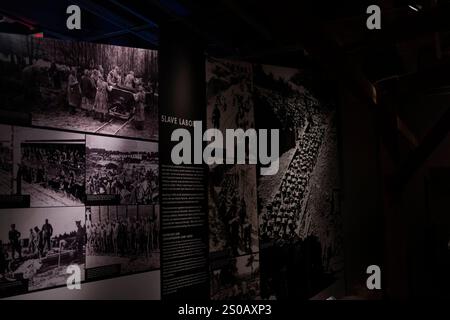 Vue intérieure du Musée commémoratif de l'Holocauste des États-Unis à Washington DC le 26 décembre 2024. Le musée américain du mémorial de l'Holocauste est le mémorial officiel des États-Unis pour l'Holocauste. Adjacent au National Mall à Washington, DC, l'USHMM assure la documentation, l'étude et l'interprétation de l'histoire de l'Holocauste. Banque D'Images