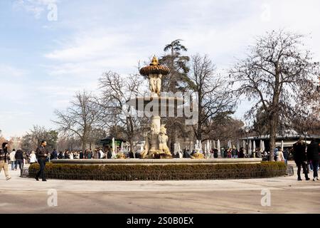 La Fuente de los Galápagos, une fontaine historique dans le parc El Retiro à Madrid, Espagne. Banque D'Images