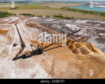 Épandeur et gerbeur à courroie pour le transport du sable et du gravier Banque D'Images