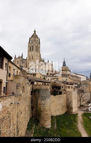 Les murs de la vieille ville de Ségovie, Espagne, avec la tour de la cathédrale en arrière-plan. Banque D'Images