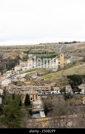 Vue de l'Iglesia de la Vera Cruz, une église templière du XIIIe siècle, et du couvent de San Juan de la Cruz vu de l'Alcazar à Ségovie, Espagne. Banque D'Images