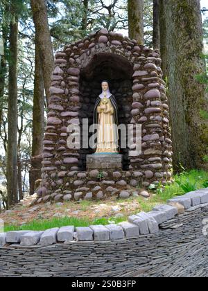 Une grotte dédiée à mère Marie construite sur des collines en pente par un sentier pédestre Banque D'Images