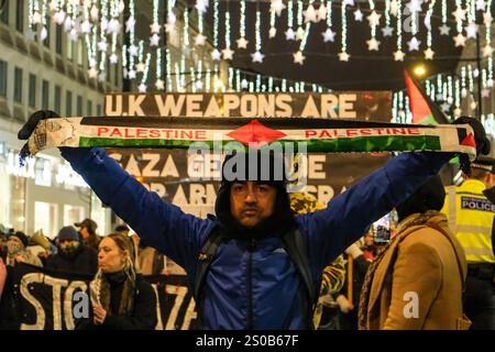 Londres, Royaume-Uni. 26 décembre 2024. Des manifestants pro-palestiniens ont défilé dans les quartiers commerçants du West End de Londres, appelant au boycott des entreprises accusées de violer les droits des Palestiniens. Pour la deuxième année, les célébrations chrétiennes publiques à Bethléem ont été annulées en raison de la guerre en cours à Gaza. Crédit : onzième heure photographie/Alamy Live News Banque D'Images