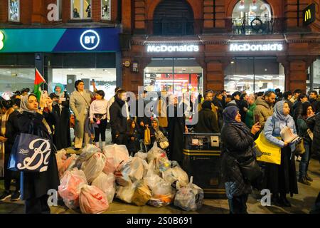 Londres, Royaume-Uni. 26 décembre 2024. Des manifestants pro-palestiniens ont défilé dans les quartiers commerçants du West End de Londres, appelant au boycott des entreprises accusées de violer les droits des Palestiniens. Pour la deuxième année, les célébrations chrétiennes publiques à Bethléem ont été annulées en raison de la guerre en cours à Gaza. Crédit : onzième heure photographie/Alamy Live News Banque D'Images