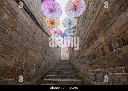 QIANDONGNAN, CHINE - 26 DÉCEMBRE 2024 - des parapluies en papier à huile suspendus au-dessus de Fuxing Lane pendent au-dessus de Fuxing Lane dans la ville antique de Zhenyuan, Qiandongnan Mi Banque D'Images