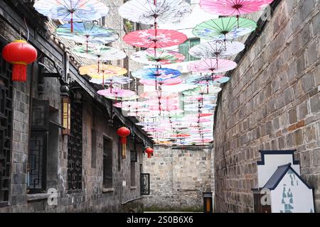 QIANDONGNAN, CHINE - 26 DÉCEMBRE 2024 - des parapluies en papier à huile suspendus au-dessus de Fuxing Lane pendent au-dessus de Fuxing Lane dans la ville antique de Zhenyuan, Qiandongnan Mi Banque D'Images
