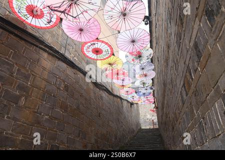 QIANDONGNAN, CHINE - 26 DÉCEMBRE 2024 - des parapluies en papier à huile suspendus au-dessus de Fuxing Lane pendent au-dessus de Fuxing Lane dans la ville antique de Zhenyuan, Qiandongnan Mi Banque D'Images