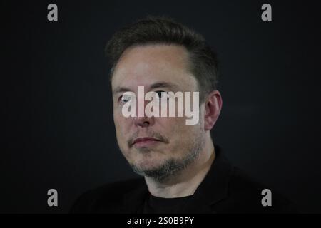 Dossier photo du 02/11/23 d'Elon Musk, PDG de Tesla et SpaceX. Le contrôle de X par le milliardaire Musk, anciennement Twitter, l'a aidé à étendre son impact hors ligne au cours des 12 derniers mois. Il a commencé 2024 en tant que propriétaire controversé d'une plate-forme de médias sociaux, mais en termine comme l'une des personnes les plus puissantes au monde et un conseiller clé du président américain entrant. Date d'émission : vendredi 27 décembre 2024. Banque D'Images