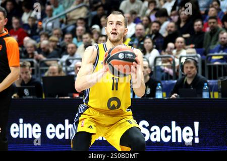 Berlin, Deutschland. 26 décembre 2024. 26.12.2024, Uber-Arena, Berlin, DEU, EuroLeague-Basketball-action, ALBA vs. Real Madrid, im Bild Matt Thomas (ALBA Berlin #11) Foto : Juergen Engler/nordphoto GmbH/dpa/Alamy Live News Banque D'Images