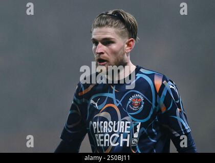 Hayden Coulson de Blackpool lors du match de Sky Bet League One au Stok Racecourse Stadium de Wrexham. Date de la photo : jeudi 26 décembre 2024. Banque D'Images