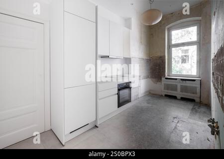 Nouvelle cuisine avant et après rénovation - concept d'amélioration de l'habitat Banque D'Images