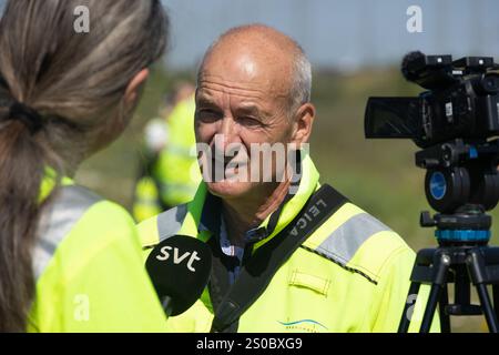 25 juin 2024, Pepeberholm, Danemark : Hans Ohrt, spécialiste de l'environnement au pont d'Oresund, est interviewé par SVT (Sveriges Television) à Peberholm. Peberholm 'Pepper Islet', suédois:Â Pepparholm est un smallÂ artificiel islandÂ dans la partie danoise du détroit de theÂ OEresundÂ, créé dans le cadre de theÂ OEresund BridgeÂ connectingÂ DenmarkÂ withÂ Suède. Peberholm se trouve à environ 1Â km au sud de la plus grande île naturelle de ofÂ SaltholmÂ (Salt Islet) et a été nommée pour la compléter. Il a une superficie de 1.3Â km2Â (320 acres) et appartient au Danemark. (Crédit image : © Kristian Tuxen Ladegaard Berg/SOPA Im Banque D'Images