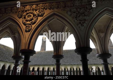 123 arcs pointus et spandrels floraux richement sculptés sur manche lisse et colonnes capitales en panier circulaire, cloître du Mont-Saint-Michel. Normandie-France Banque D'Images