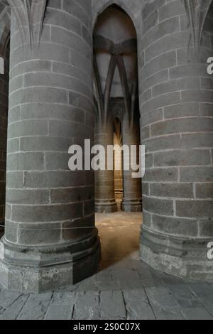131 Mont-Saint-Michel, gros-piliers ou immenses piliers de 5 m de circonférence dans la crypte construite en 1446-1450 au deuxième niveau du bâtiment. Normandie-France. Banque D'Images