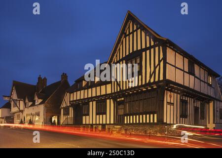 Angleterre, Kent, Wingham, vue nocturne de l'ancien bâtiment historique à colombages de Canonry Banque D'Images