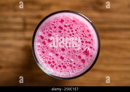 Smoothie à la banane framboise sur une table en bois, gros plan, vue de dessus Banque D'Images