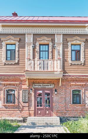 Gros plan de la maison historique du marchand Kamenev du 19ème siècle, maintenant hôtel, Sviyazhsk, Russie Banque D'Images