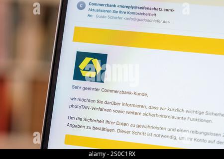 E-mail de phishing frauduleux sur un ordinateur portable signalant une activité présumée sur un compte Commerzbank Banque D'Images