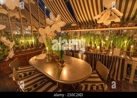 Intérieur aux chandelles de la serre du Manoir aux Quat'saisons Banque D'Images
