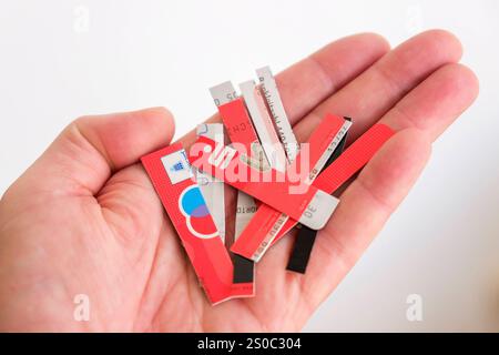 Eine abgelaufene EC-Karte der Sparkasse wurde vor dem Entsorgen zerschnitten, um die darauf gespeicherten Daten unbrauchbar zu machen. *** Une carte de débit Sparkasse expirée a été découpée avant d'être éliminée afin de rendre inutilisables les données qui y sont stockées. Nordrhein-Westfalen Deutschland, Allemagne GMS18274 Banque D'Images