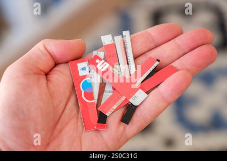Eine abgelaufene EC-Karte der Sparkasse wurde vor dem Entsorgen zerschnitten, um die darauf gespeicherten Daten unbrauchbar zu machen. *** Une carte de débit Sparkasse expirée a été découpée avant d'être éliminée afin de rendre inutilisables les données qui y sont stockées. Nordrhein-Westfalen Deutschland, Allemagne GMS18275 Banque D'Images