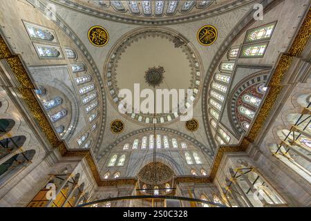 Une belle vue sur le Nuruosmaniye Camii, la mosquée près du Grand Bazar à Istanbul, Turquie Banque D'Images