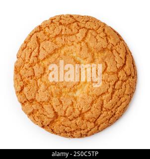 Biscuit rond brun doré avec une surface texturée assis sur un fond blanc propre pendant la journée Banque D'Images