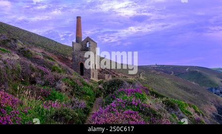 St Agnes, Royaume-Uni - 17 juillet 2024 : coucher de soleil à Wheel Coates, North Cornwall, Royaume-Uni Banque D'Images