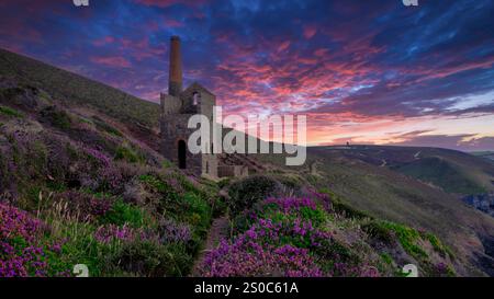 St Agnes, Royaume-Uni - 17 juillet 2024 : coucher de soleil à Wheel Coates, North Cornwall, Royaume-Uni Banque D'Images