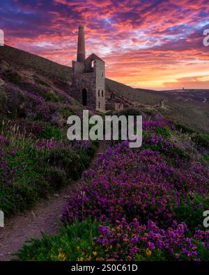 St Agnes, Royaume-Uni - 17 juillet 2024 : coucher de soleil à Wheel Coates, North Cornwall, Royaume-Uni Banque D'Images