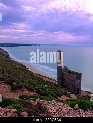 St Agnes, Royaume-Uni - 17 juillet 2024 : coucher de soleil à Wheel Coates, North Cornwall, Royaume-Uni Banque D'Images