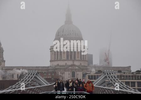 Londres, Royaume-Uni. 27 décembre 2024. Les gens marchent le long du Millennium Bridge en passant devant la cathédrale Saint-Paul tandis que le brouillard descend sur la capitale. Crédit : Vuk Valcic/Alamy Live News Banque D'Images