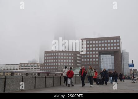 Londres, Royaume-Uni. 27 décembre 2024. Les gens marchent le long du London Bridge en passant devant un bâtiment Shard obsédé tandis que le brouillard descend sur la capitale. Crédit : Vuk Valcic/Alamy Live News Banque D'Images
