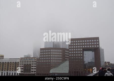 Londres, Royaume-Uni. 27 décembre 2024. Une vue d'un bâtiment Shard obscurci alors que le brouillard descend sur la capitale. Crédit : Vuk Valcic/Alamy Live News Banque D'Images