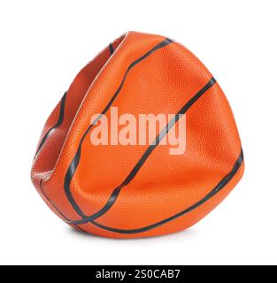 Un ballon de basket-ball dégonflé isolé sur blanc Banque D'Images