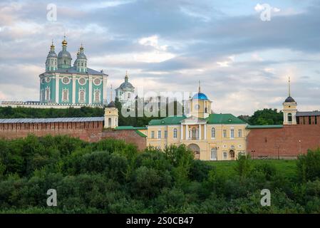 Cathédrale Sainte Dormition et église de l'icône Smolensk de la mère de Dieu 'Odigitria' dans le centre historique. Smolensk, Russie Banque D'Images